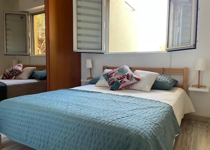 T2 Boulouris -st Raphael, 150 Metres De La *